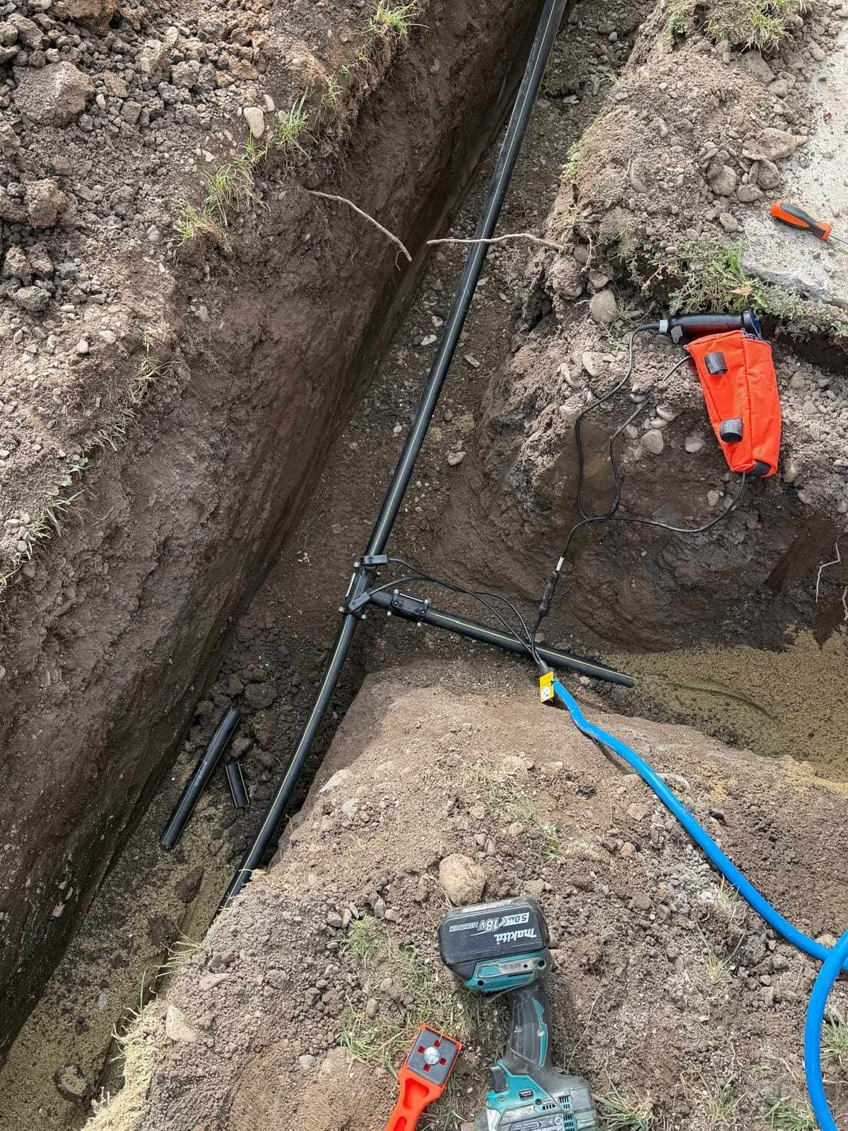 Conductă de polietilenă pentru gaz în șanț deschis, cu un teu îmbinat prin electrofuziune
