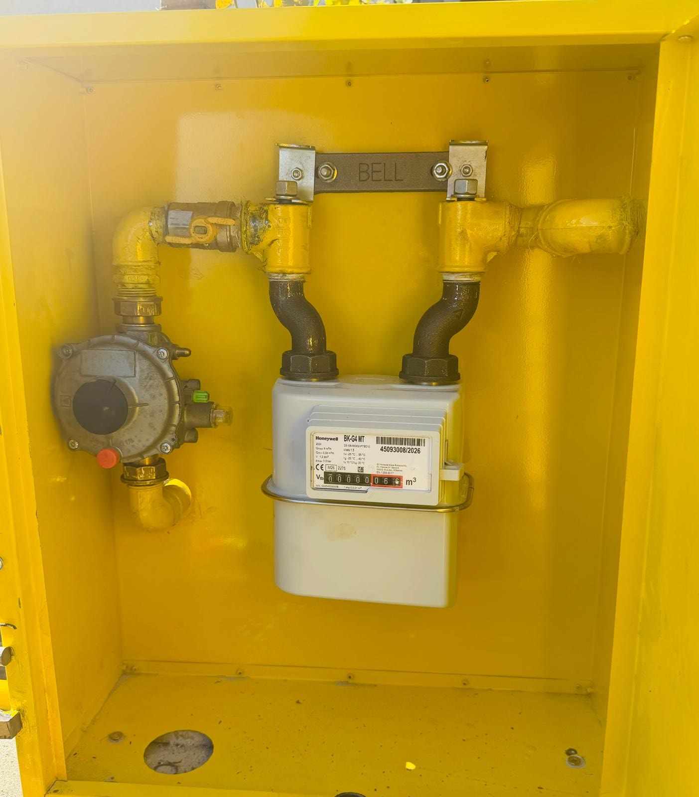 Firidă galbenă cu contor de gaz și regulator de presiune, montate și racordate