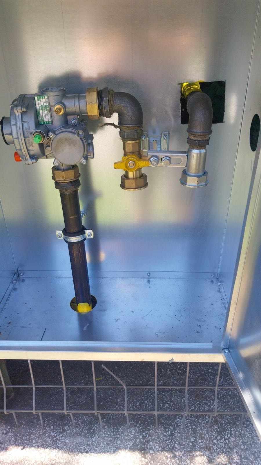 Firidă metalică cu regulator de presiune și robinet, pregătită pentru montarea contorului